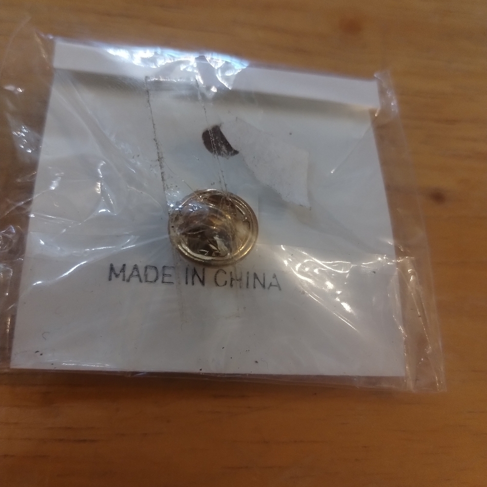 New Elegant Ruby Red Slippers Brooch Pin Like Wizard Of Oz - Picture 3 of 3